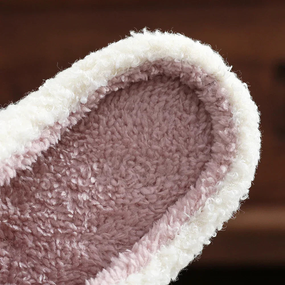 chaussons doux teckel portés à la maison