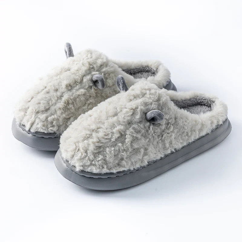 chaussons femme portés en intérieur gris