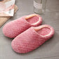 chaussons unisexes portés en intérieur rose