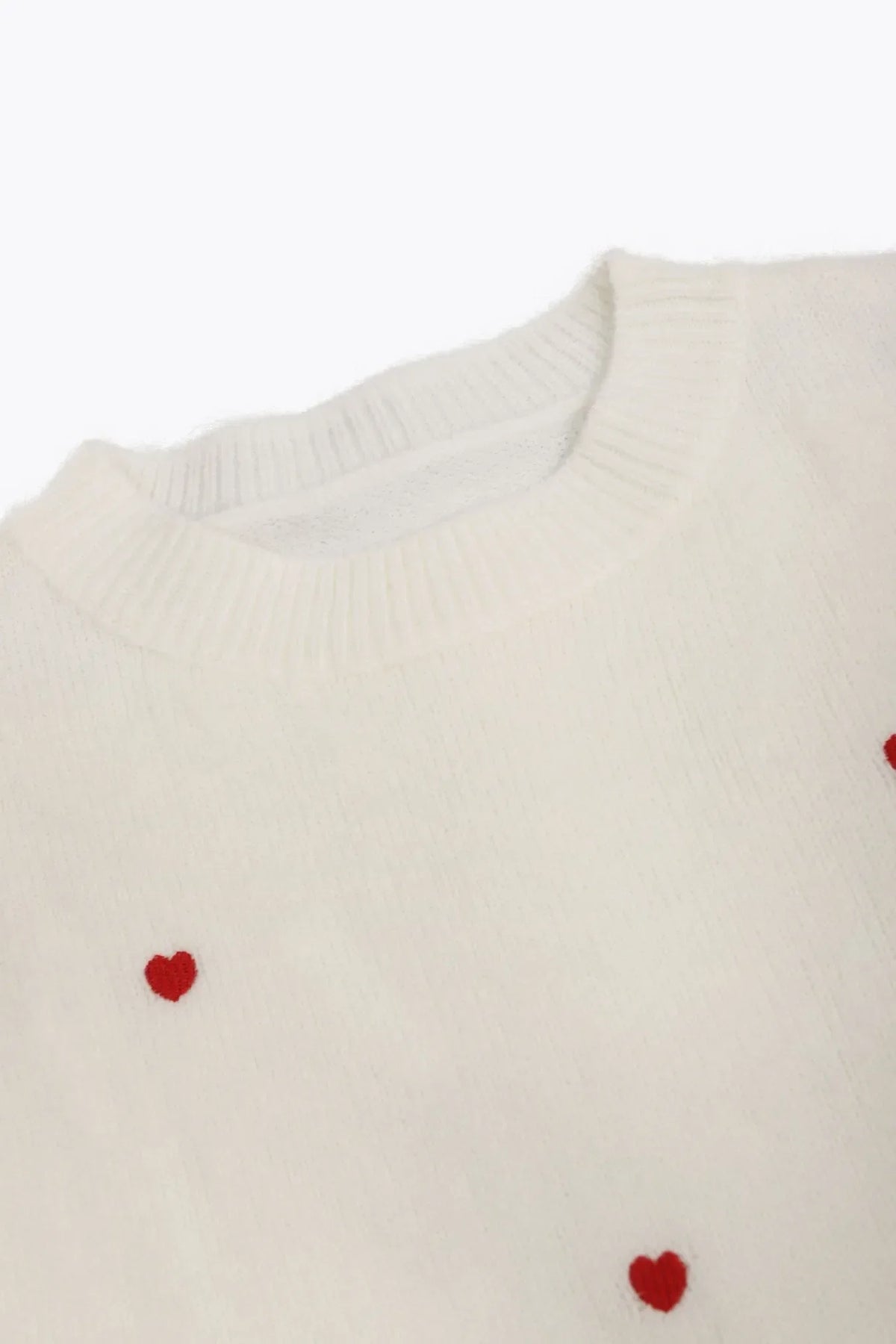 détail broderie cœur pull femme