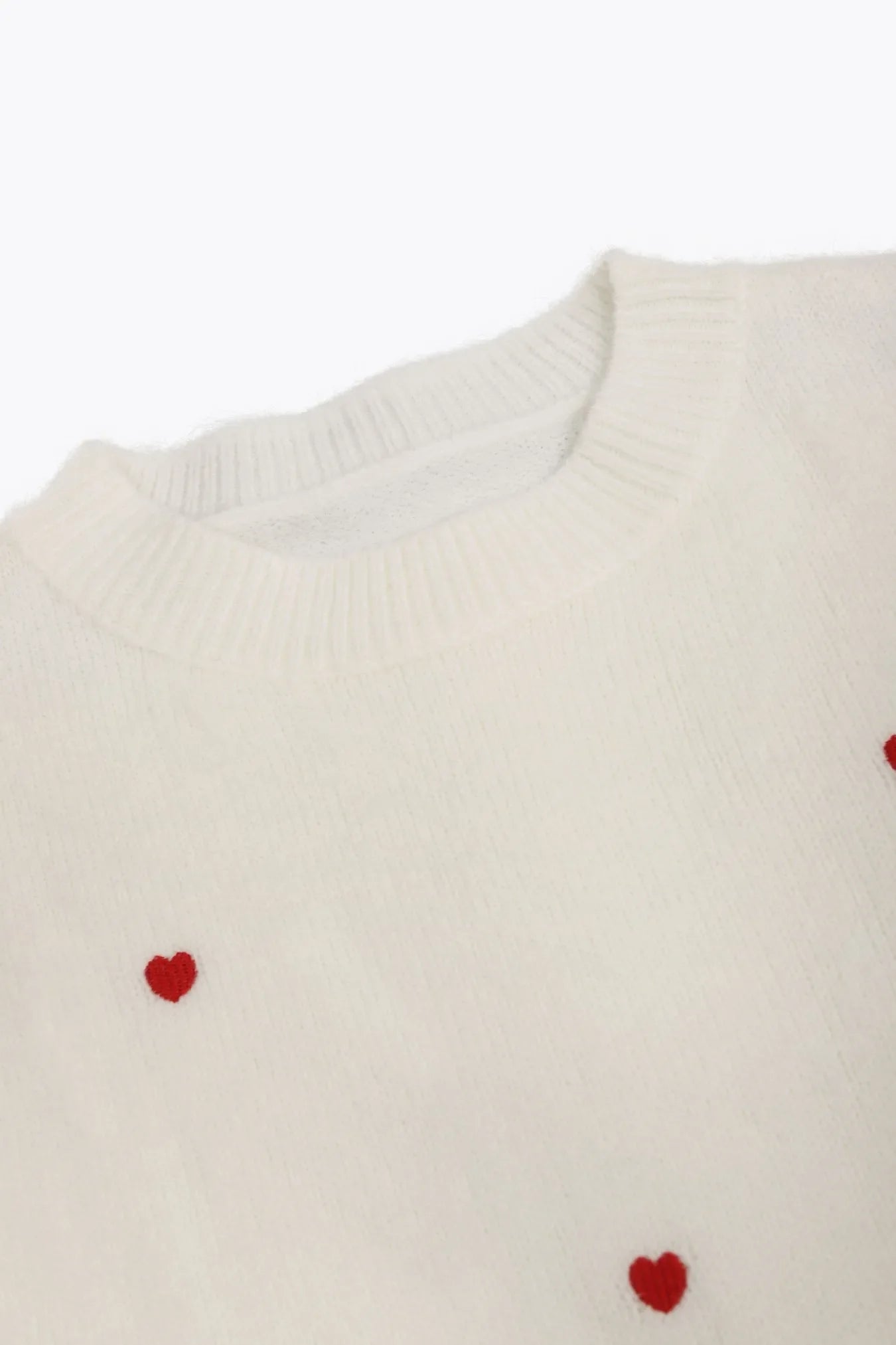 détail broderie cœur pull femme